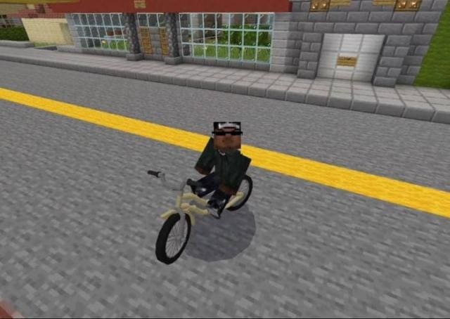 Игрок катается на велосипеде