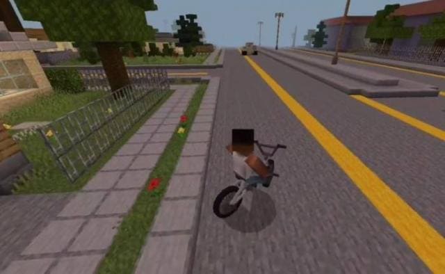 Игрок катается на велосипеде по улице