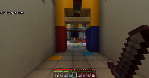 Игрок с мечом в коридоре
