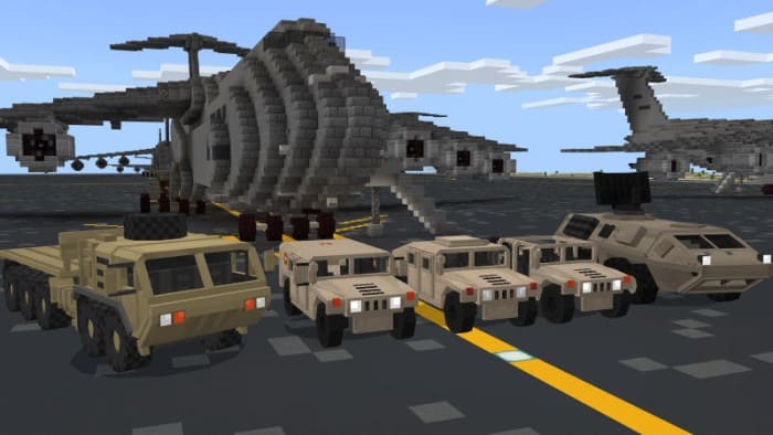 Военные машины в ряд с самолетом