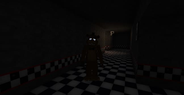 медведь аниматроник смотрит в коридоре